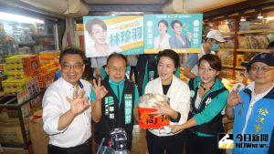 無黨籍台北市長參選人黃珊珊陪同民眾黨市議員參選人林珍羽走訪松江市場拜票。(圖/記者呂炯昌攝,2022.10.16) ▲無黨籍台北市長參選人黃珊珊陪同民眾黨市議員參選人林珍羽走訪松江市場拜票。(圖/記者呂炯昌攝,2022.10.16)