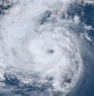 ▲尼莎颱風由於較晚發展成颱風，通過巴士海峽時結構並沒有受到陸地破壞，強度還有增強空間。（圖／翻攝向日葵8號衛星）