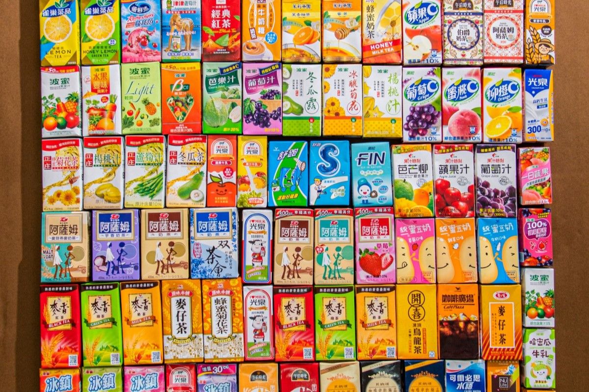 ▲原PO擺出自製的「台灣飲料拼圖」，網友一看陷入回憶：「這我都喝過」。（圖／臉書社團《爆廢公社二館》）