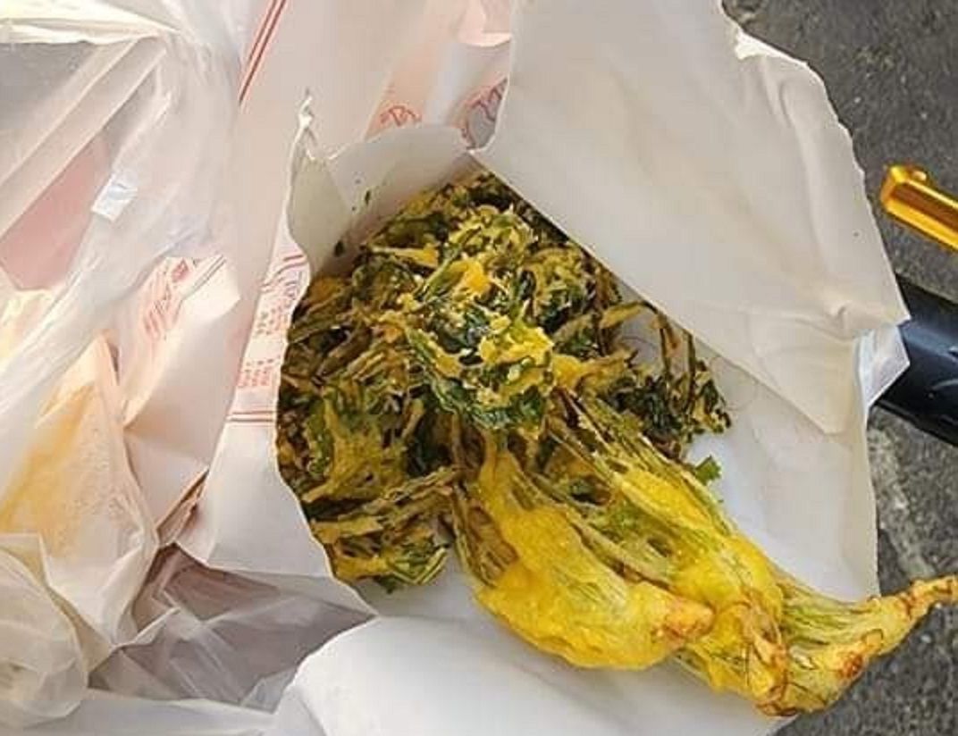 ▲近期就有民眾買到「炸香菜」，更聲稱自己活30年才第一次吃到，照片曝光引爆討論。（圖／翻攝《爆廢公社公開版》）