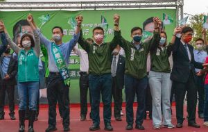 蔡其昌與議員成立競總 上千位鄉親冒雨相挺 ▲市議員張耀中成立競選總部,滂沱雨勢不減前來支持民眾的熱情(圖/張耀中提供2022.10.16)