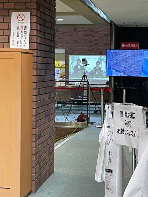 ▲資深媒體人周玉蔻昨(15)日就飛往日本自由行,更在今(16)日前往京都橘高校內參訪。(圖/翻攝周玉蔻臉書) ▲京都橘高校內正在重複撥放來台雙十國慶的表演片段。(圖/翻攝周玉蔻臉書)
