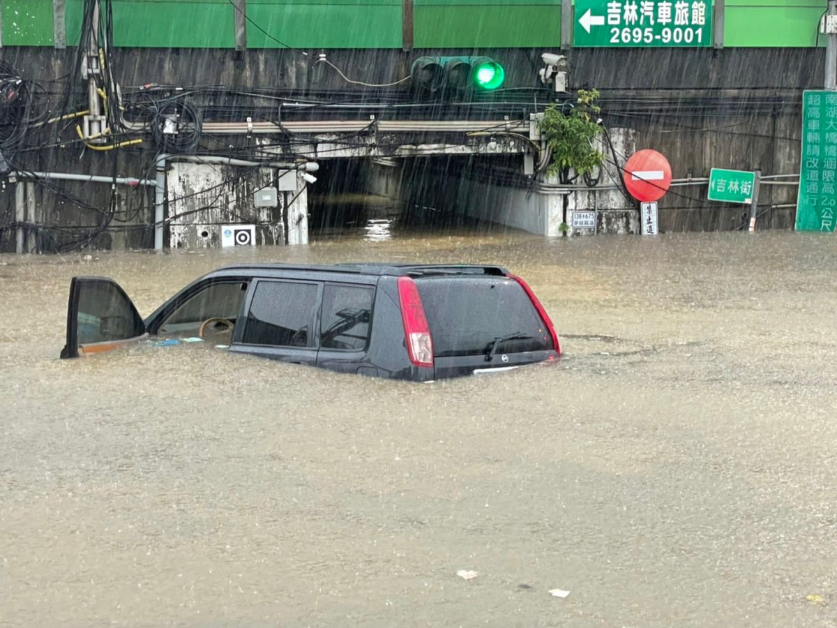 ▲尼莎暴雨轟全台，新北汐止區南陽街附近慘變一片汪洋，汽車險遭滅頂。（圖／翻攝畫面）  