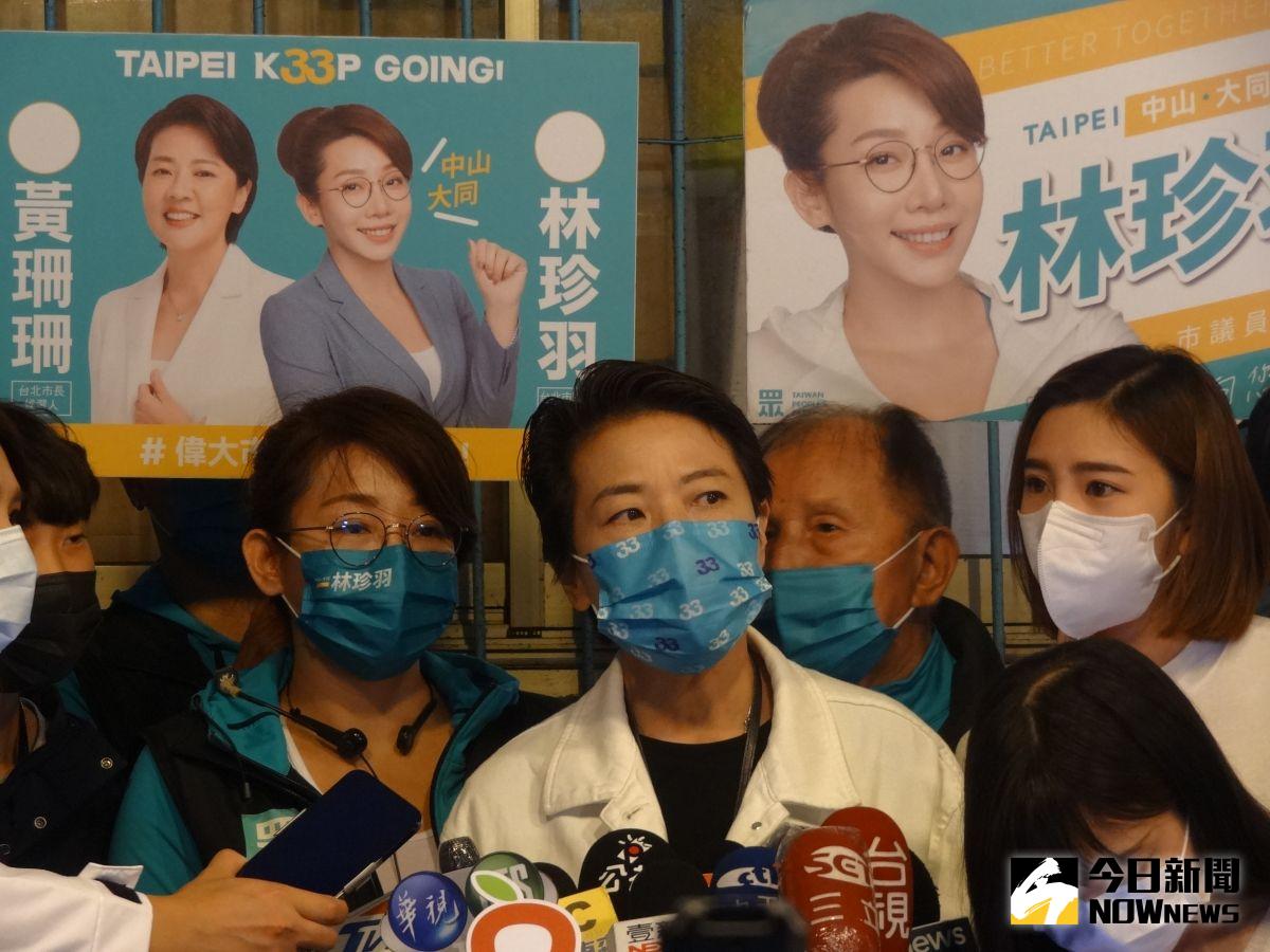 ▲無黨籍台北市長參選人黃珊珊（右）陪同民眾黨市議員參選人林珍羽走訪松江市場。（圖／記者呂炯昌攝，2022.10.16）