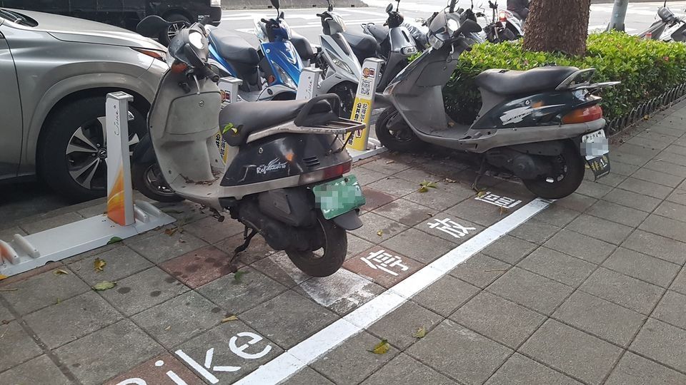 ▲有民眾在路邊人行道，目睹Youbike停放區遭兩輛機車占用違停。（圖／網友Andy Liu授權使用）