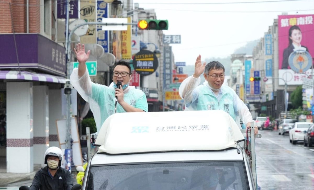 ▲柯文哲上午冒雨陪南投縣議員候選人簡千翔車隊掃街，受到民眾歡迎。（圖／翻攝簡千翔臉書，2022.10.16）