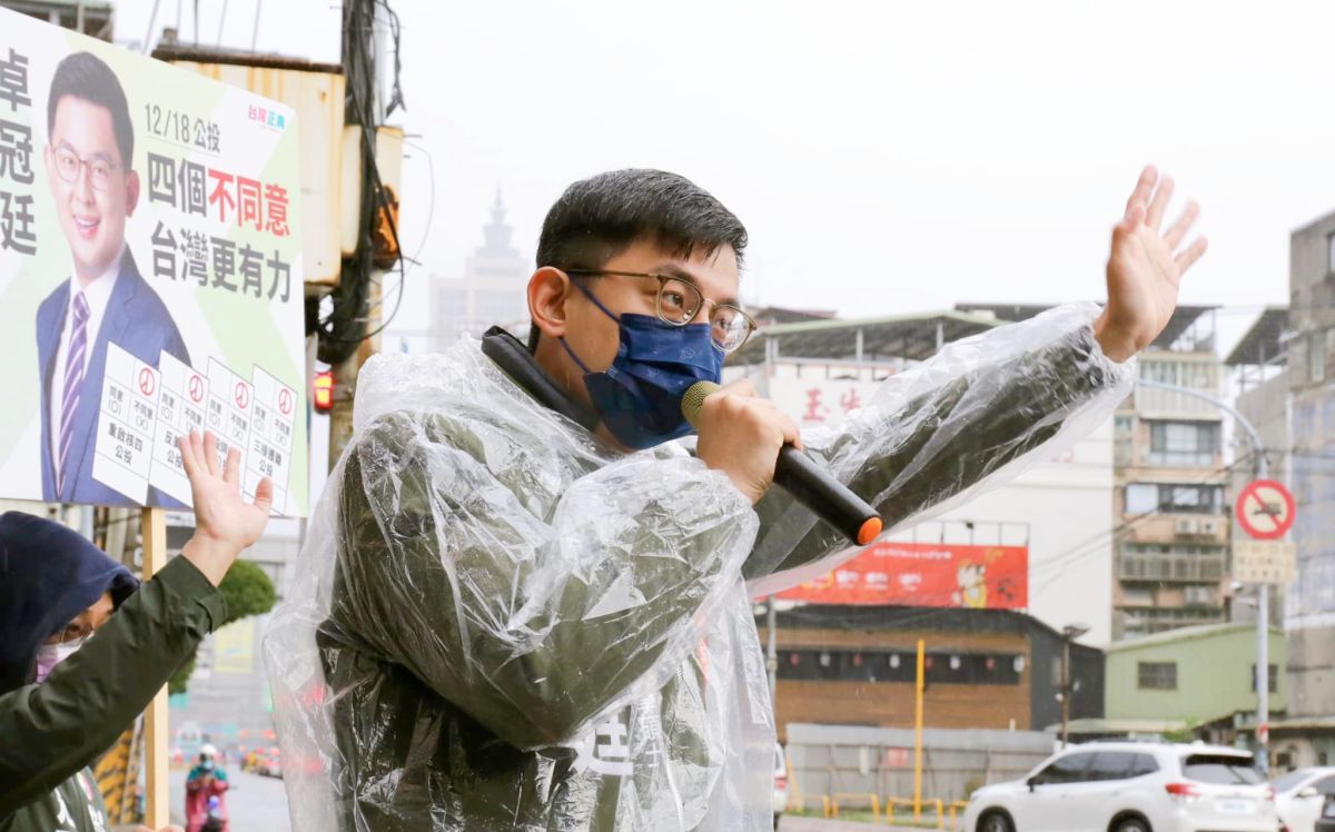 ▲卓冠廷臉書砲轟侯友宜提醒慎防強降雨，自己卻趴趴走輔選，直到汐止淹水才取消行程趕回新北市。（圖 ／翻攝卓冠廷臉書）