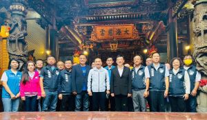 受颱風尼莎影響,北台灣強降雨成災,惟新北市長侯友宜卻不顧新北市災情,跑到新竹市輔選國民黨參選人,引發譁然。 ▲受颱風尼莎影響,北台灣強降雨成災,惟新北市長侯友宜卻不顧新北市災情,跑到新竹市輔選國民黨參選人,引發譁然。(圖/翻攝自林耕仁臉書)