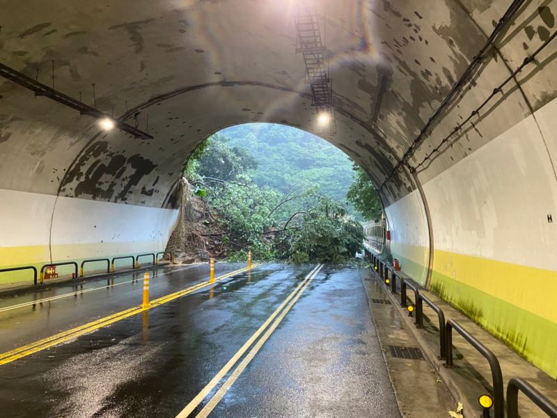 ▲受到尼莎颱風外圍環流和東北季風的雙重影響，豪雨炸北台灣，內湖區康樂隧道口因隧道旁邊坡土石及路樹崩塌滑落，導致隧道無法雙向通行。(圖／北市府提供)