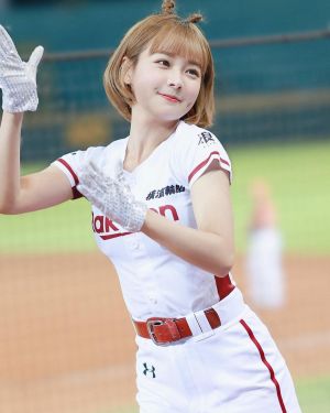 ▲籃籃在2017年「Lami Girls星計畫」中獲得冠軍頭銜。(圖/籃籃IG) ▲籃籃除了在啦啦隊場上表現亮眼,近年還跨足演藝圈擔任主持人。(圖/翻攝自籃籃IG)