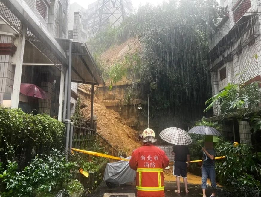 ▲尼莎颱風帶給北台灣強烈雨勢，新北市汐止區伯爵街3巷、6巷「伯爵山莊」今（16）日下午發生土石流。（圖／翻攝畫面）