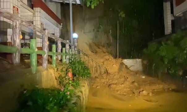▲尼莎颱風帶給北台灣強烈雨勢，新北市汐止區伯爵街3巷、6巷「伯爵山莊」今（16）日下午發生土石流。（圖／翻攝畫面）
