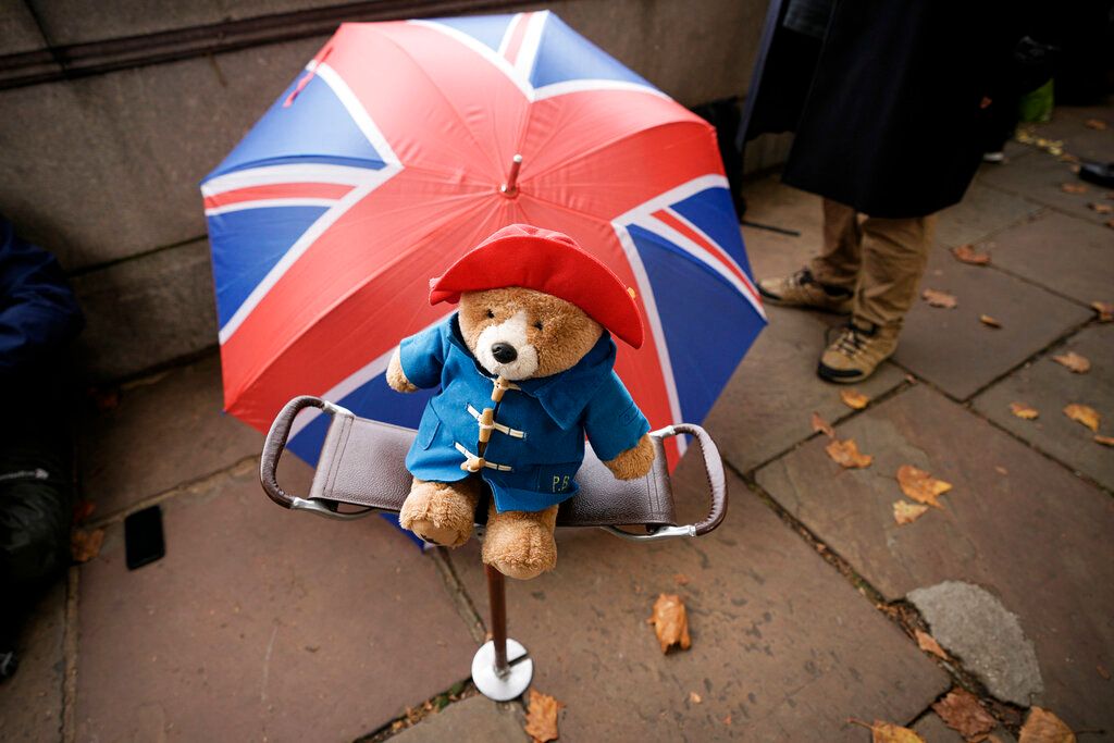 ▲伊莉莎白二世女王於9月8日逝世後，民眾致哀時將柏靈頓熊等玩具和花束留在倫敦幾處王室官邸和溫莎堡外面。（圖／美聯社／達志影像）