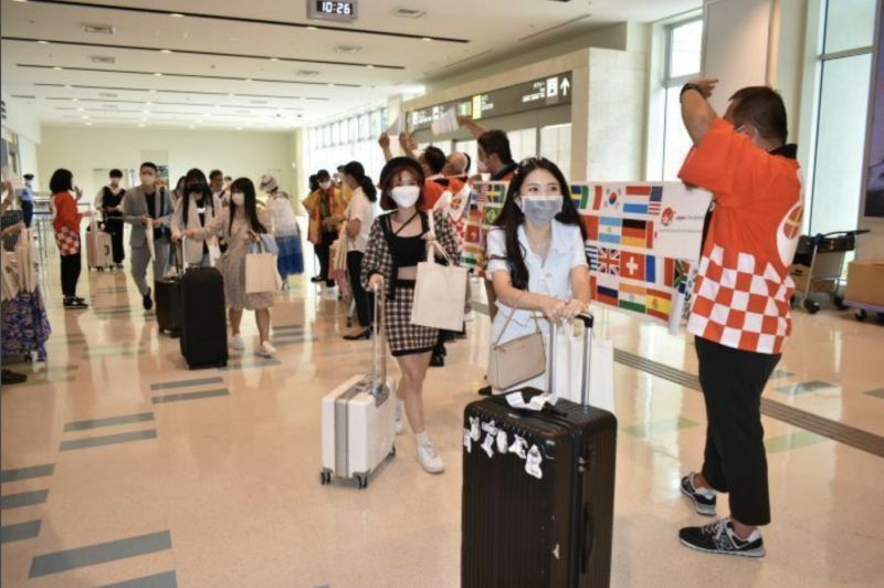▲日本沖繩那霸機場在睽違2年7個月後，再度迎接來自台灣及香港的旅客。（圖／翻攝自琉球新報）