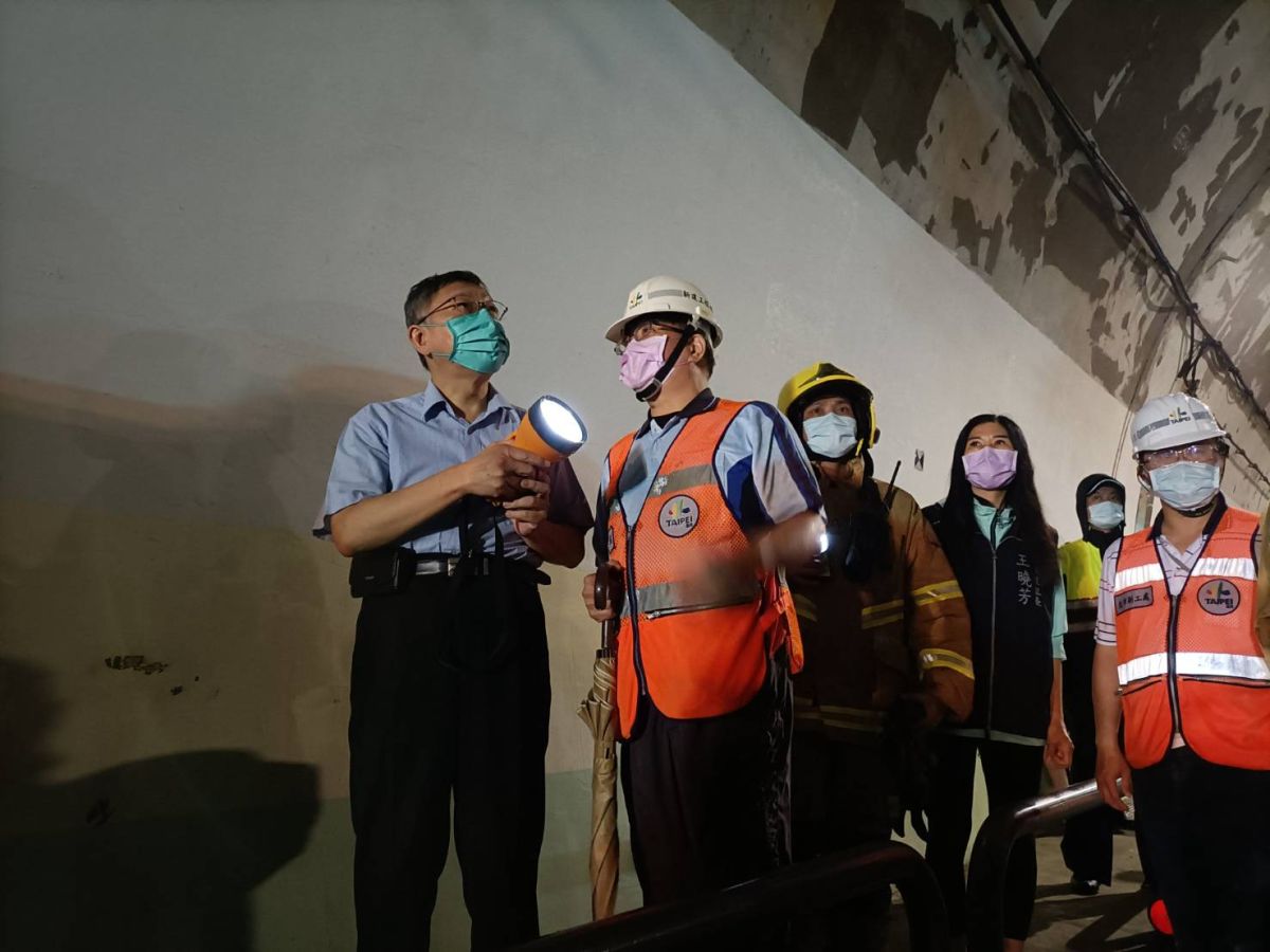 ▲台北市長柯文哲晚間取消台中市的民眾黨輔選行程，晚間趕回台北視導內湖康樂隧道搶通。(圖／北市府提供)