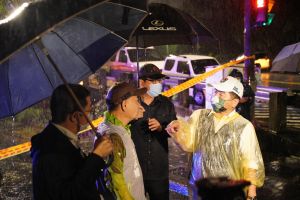 颱風導致台北市豪雨成災,陳時中暫停選舉行程,前往關心災情,內湖在地議員參選人王孝維陪同。 ▲颱風導致台北市豪雨成災,陳時中暫停選舉行程,前往關心災情,內湖在地議員參選人王孝維陪同。(圖/翻攝自陳時中臉書)