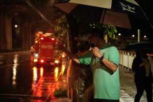 ▲颱風導致台北市豪雨成災，陳時中暫停選舉行程，前往關心災情，內湖在地議員李建昌陪同。（圖／翻攝自陳時中臉書）