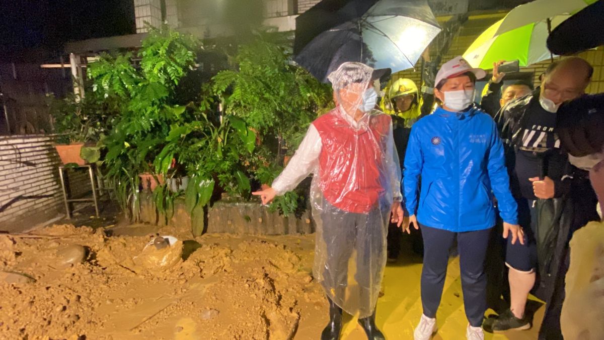 ▲侯友宜前往因尼莎颱風強降雨造成土石坍方與土石流情況的汐止區伯爵街現場勘災。（圖／新北市政府提供）