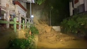 ▲尼莎颱風帶來強降雨，造成新北市汐止區伯爵街3巷、6巷的山壁發生巨石坍方與土石流。（圖／新北市政府提供）