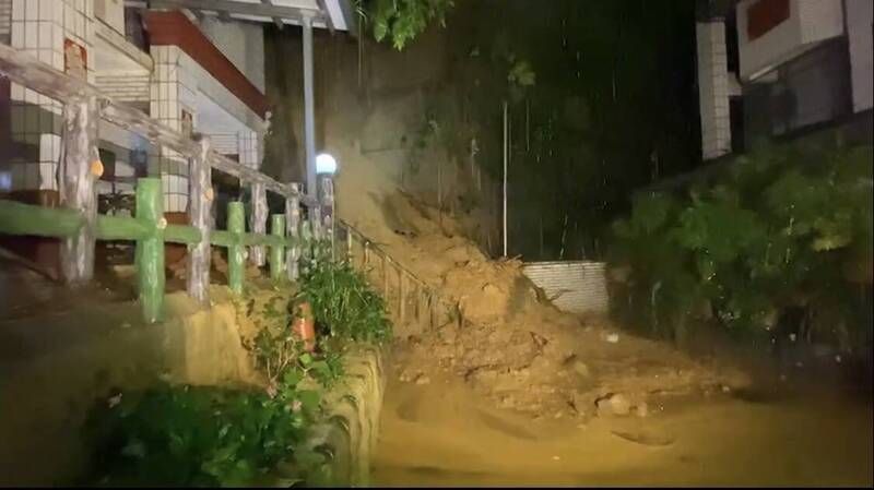 ▲尼莎颱風帶來強降雨，造成新北市汐止區伯爵街3巷、6巷的山壁發生巨石坍方與土石流。（圖／新北市政府提供）