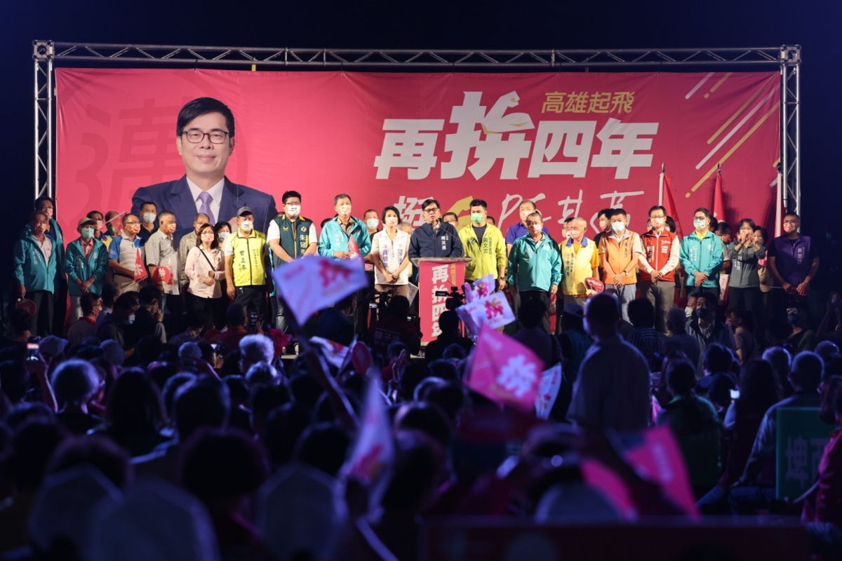 ▲陳其邁在左營後援會上，台上除了民進黨籍現任議員李雅慧、黃文志還有李柏毅以外，還有無黨籍議員陳善慧也到場力挺；尋求能夠在年底選戰打出漂亮一仗。 (圖／陳其邁再拼四年競選辦公室)