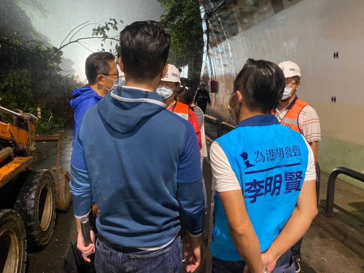 ▲蔣萬安與李彥秀、李明賢、吳世正等人，於今晚趕往內湖康湖隧道現場勘災。（圖／蔣萬安團隊提供）