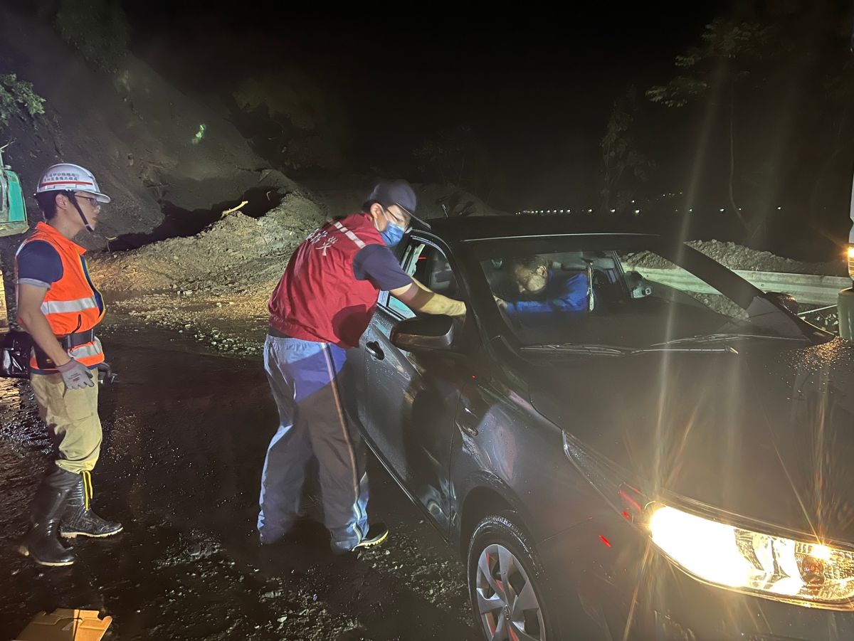 ▲台7甲線0k+500坍方路段已於16日深夜12點搶通便道。圖為工務段人員詢問受困民眾情況，確認是否需要油料補給、飲水食物等。（圖／交通部提供）