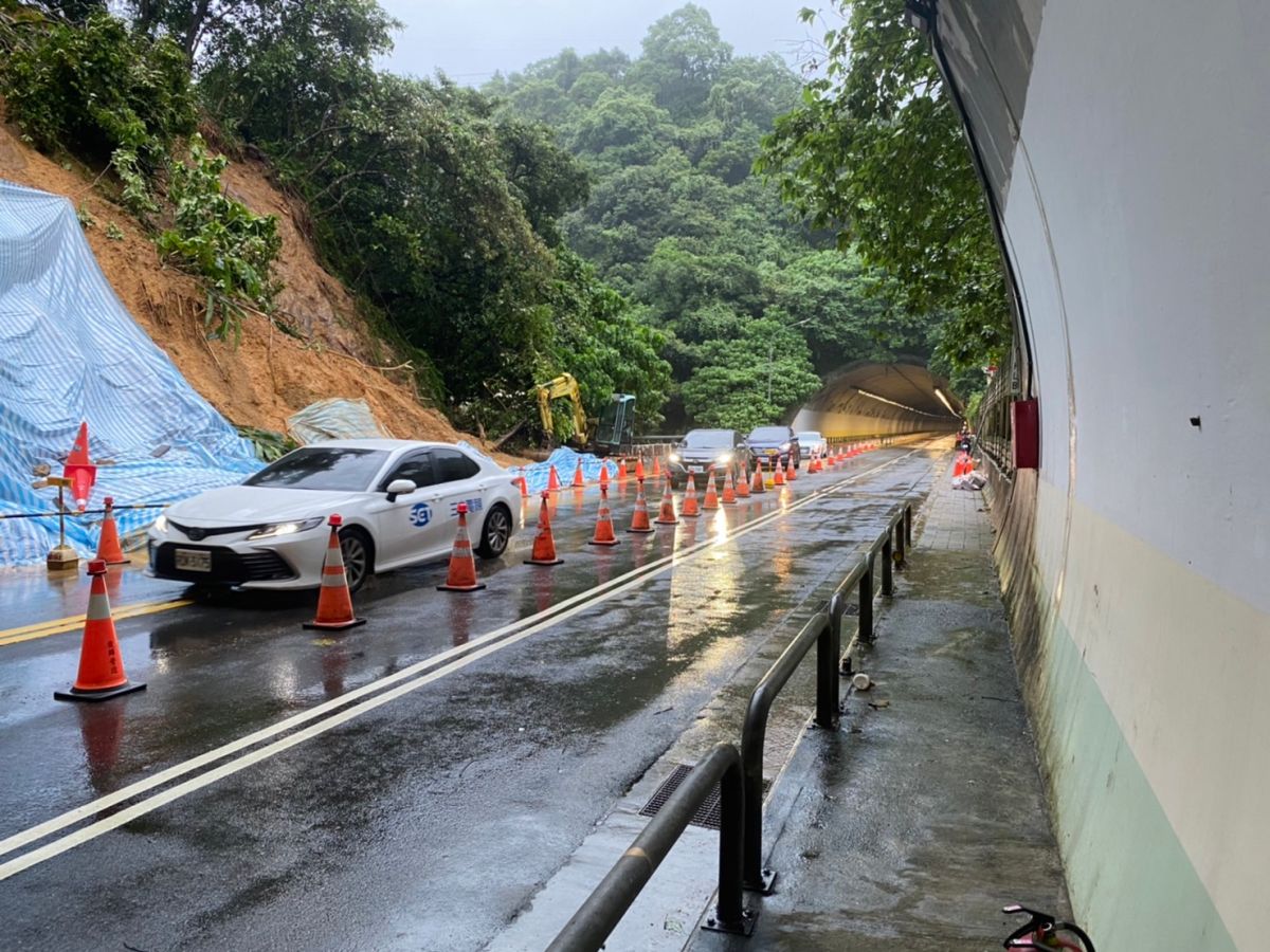 ▲內湖區康樂隧道已於6時40分搶通，開放通行。(圖／北市府提供)