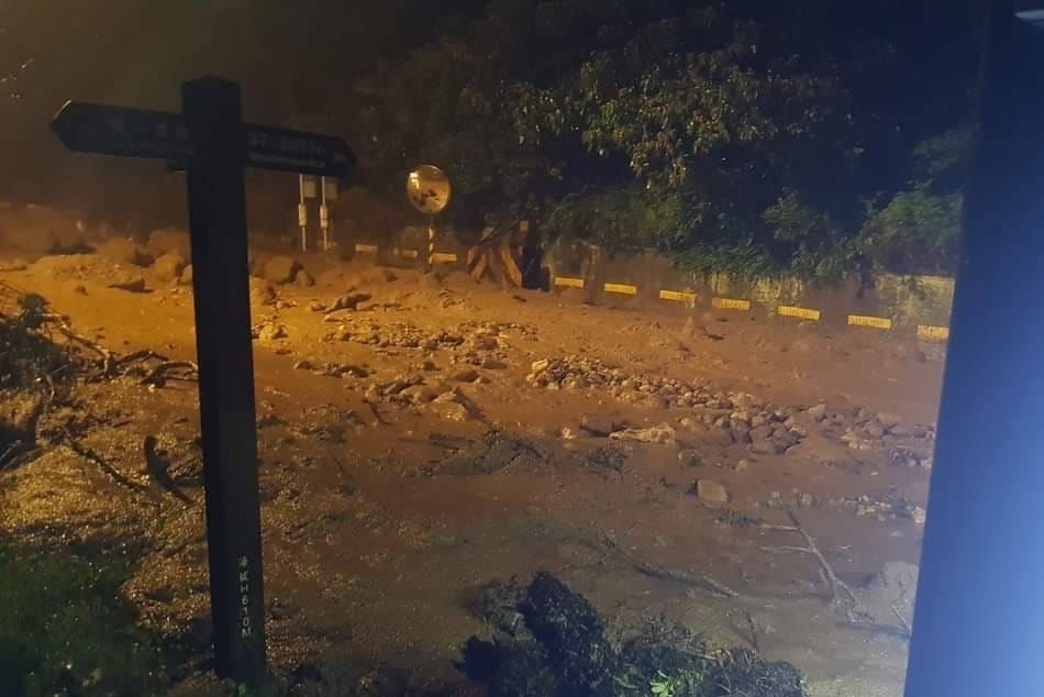 ▲有外送員接到單子，客人備註家門口因土石流道路中斷，卻仍囑咐外送員「你先想辦法挖開路騎上來」。（圖／翻攝自「外送員的奇聞怪事」臉書社團）