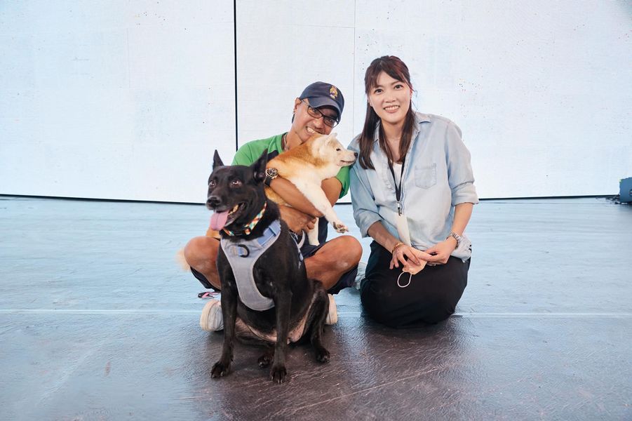 ▲動力火車高雄演唱會順利落幕，尤秋興罕曝嬌妻正面照。（圖／翻攝自尤秋興FB）