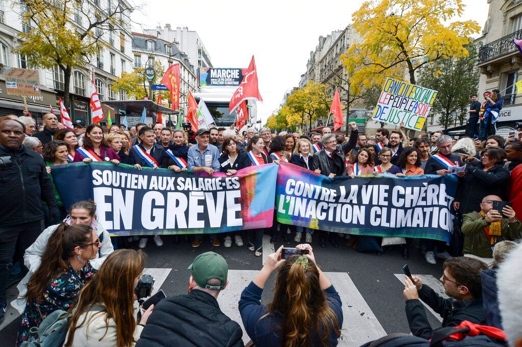 ▲左翼新民眾生態和社會聯盟（NUPES）16日發起「抗議昂貴生活與氣候無作為遊行」，活動順利、和平。主辦單位表示，示威人數達14萬人，警方則說約3萬人。（圖／美聯社／達志影像）