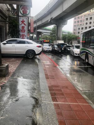 ▲受豪雨影響，民眾抱怨，內湖公車過一站花30分鐘（圖／翻攝自爆怨公社）
