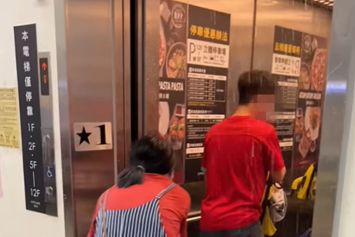 ▲尼莎雨勢狂灌，南港電梯驚變水簾洞，網友見搭乘者狂轟：「勇氣誰給的？」（圖／臉書社團《路上觀察學院》）