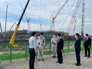 ▲日本經濟產業大臣西村康稔16日赴熊本縣視察台積電新廠預定地工程進度。（圖／翻攝西村康稔推特）