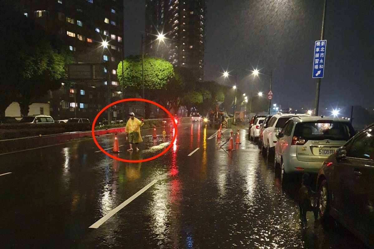 ▲永和一位鄰長昨（16）日從下午2點就在馬路上指揮交通到晚上，無畏風雨的模樣讓網友全感謝讚爆。（圖／翻攝自我是永和人臉書）