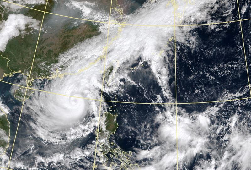 ▲尼莎颱風逐漸遠離，氣象局預估，今晚開始北部及東半部地區降雨可望逐漸趨緩。（圖／翻攝中央氣象局官網）