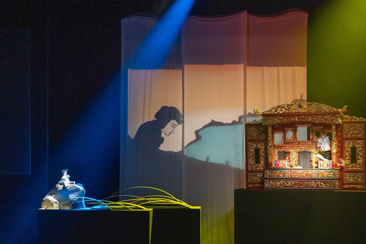 ▲臺北木偶劇團《水鬼請戲》以傳統布袋戲結合現代光影，以戲偶、投影、彩樓，在舞台上呈現出三段故事線，創造如夢似幻的觀賞體驗。（圖／臺北木偶劇團提供）