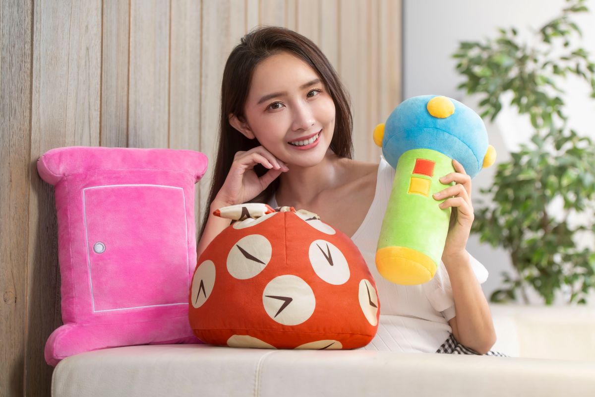 ▲台灣麥當勞聯名日本國民漫畫《哆啦A夢》推出3款「DORAEMON祕密道具抱枕」，從四次元口袋中，拿出大家最喜歡的經典道具！首波10/19上午11點開搶「縮小燈」與「時光布」；10/26上午11點再推出「任意門」，全台總共限量7萬個。（圖／台灣麥當勞提供）