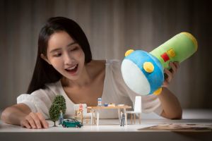 瘋掉!麥當勞X哆啦A夢「祕密道具抱枕」 10/19搶縮小燈 ▲看我的祕密道具抱枕「縮小燈」。(圖/台灣麥當勞提供)