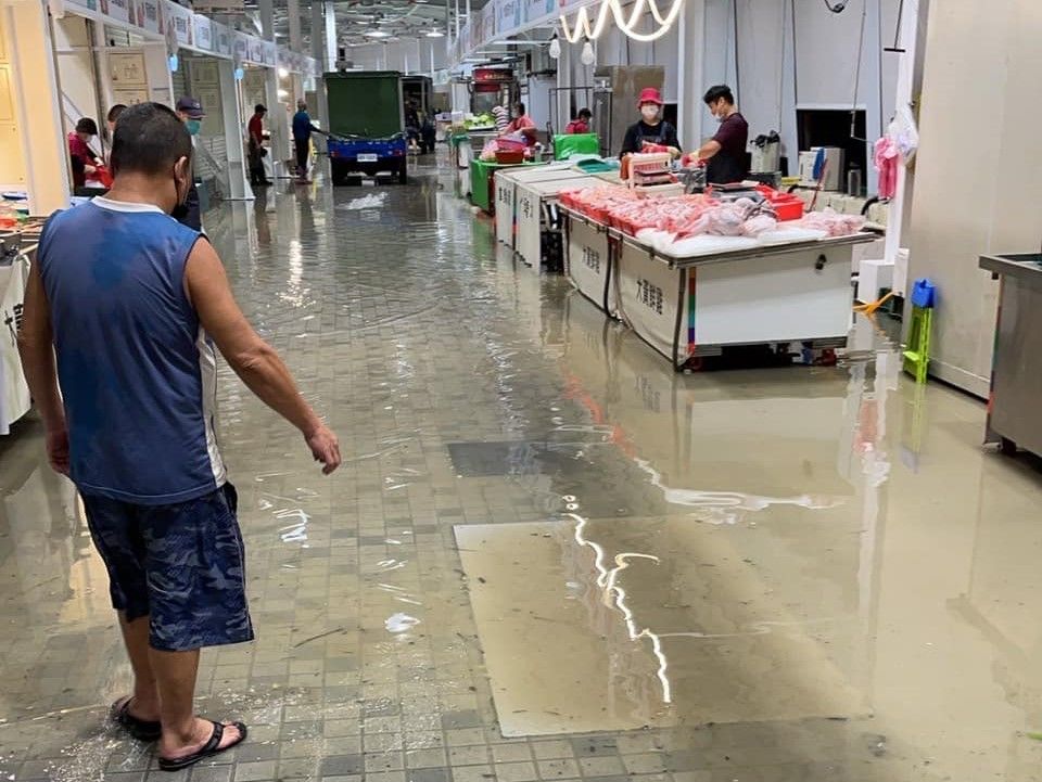▲卓冠廷臉書發文指出開幕僅12天的樹林保安市場發生大淹水情形，批評侯友宜的「好好做事情」大破功。（圖 ／翻攝卓冠廷臉書）