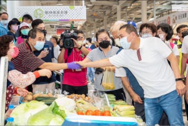 ▲發生淹水情況的樹林保安市場，日前侯友宜才出席開幕典禮，與攤商及民眾握手致意。（圖 ／翻攝卓冠廷臉書）