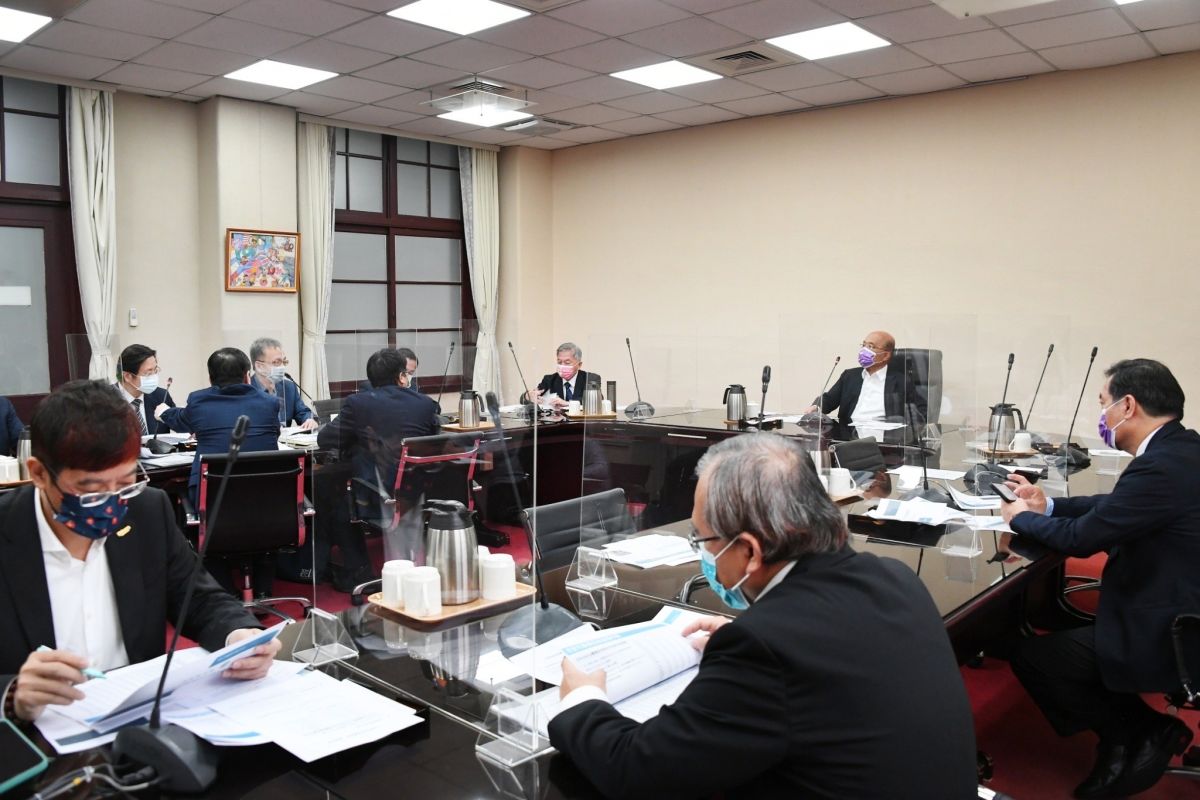▲蘇貞昌召開擴大防疫會議，會中提醒國境解封進入第二階段，請指揮中心、交通部隨時檢討入境團體旅遊相關指引。（圖／行政院提供）