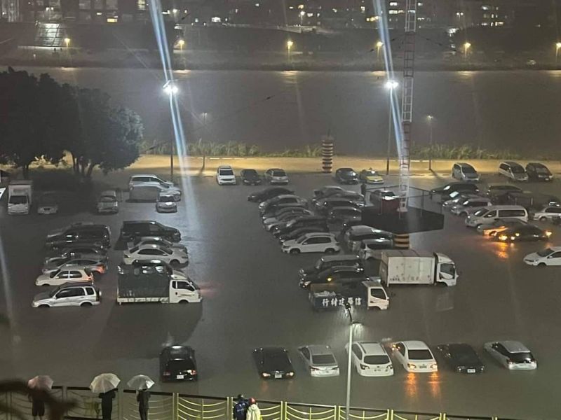 ▲受颱風影響，北市日前降下豪雨，士林區百齡橋下停車場內多輛汽車被泡在雨水裡，讓車主們相當崩潰。（圖／翻攝畫面）