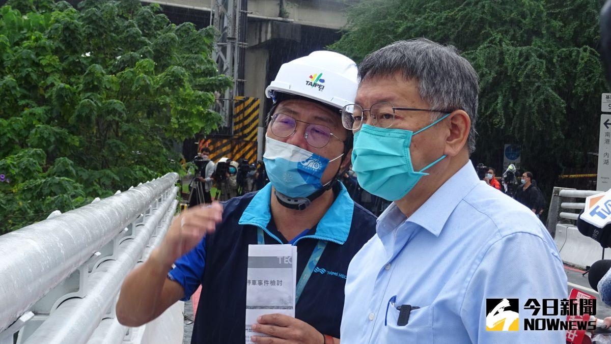 ▲台北市長柯文哲視察基隆河堤外停車與水門開啟狀況。（圖／記者呂炯昌，2022.10.17）