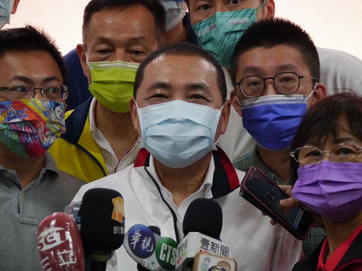 ▲侯友宜出席三重光榮國中光曜樓啟用典禮，對於綠營批評南下新竹輔選行程受訪回應表示都有掌握災情變化。（圖 ／記者吳嘉億攝，2022.10.17）