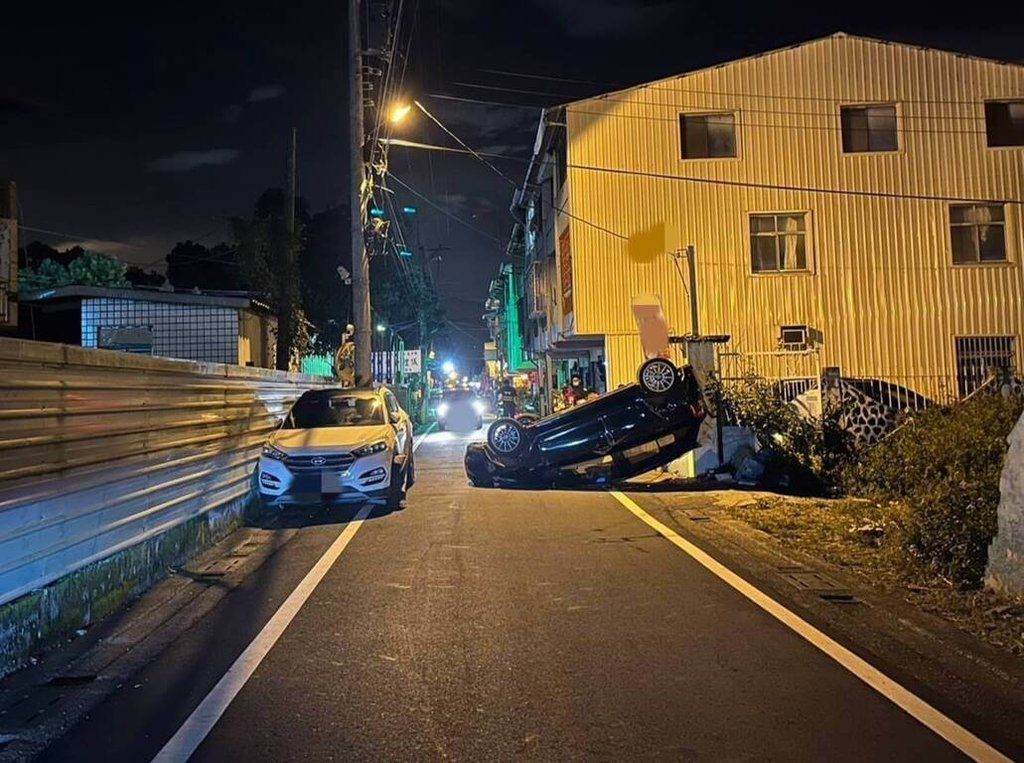 ▲葉姓男子16日晚上酒後駕車行經埔里鎮蘭陽街，擦撞路旁車輛翻覆後又撞上走在路邊一名高中生，整輛車「翻肚」橫躺路中央，造成高中生手部骨折須開刀。（警方提供）中央社記者蕭博陽南投縣傳真 111年10月17日