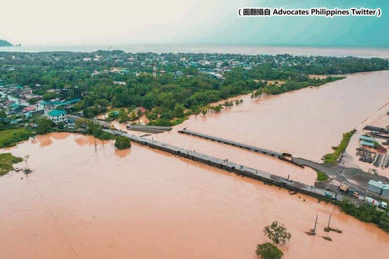 ▲菲律賓北部災情嚴重，部分村莊房舍遭洪水吞噬。（圖翻攝自 Advocates Philippines Twitter）