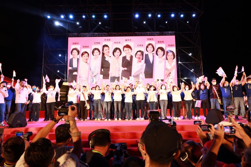 ▲「十全十美・女力挺台灣」聯合造勢大會，主辦單位估計到場者超過萬人，主持人洪孟楷卻喊出3萬人。（圖／盧秀燕競總提供，2022.10.17）