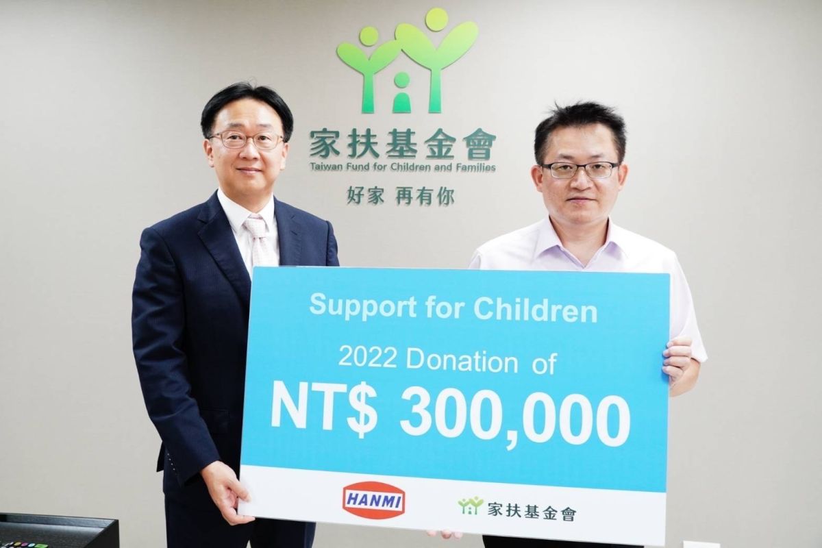 ▲韓美半導體捐贈家扶基金會30萬元，由台灣地區董事長吳榮朱（左）贈與家扶基金會執行長周大堯（右）代表接受。（圖／韓美半導體提供）