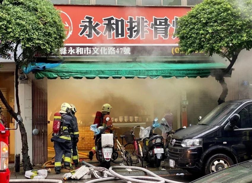 ▲經營超過20年的永和排骨酥店火災，預計店休一周，讓在地老顧客都崩潰了。（圖／翻攝我是永和人臉書） 